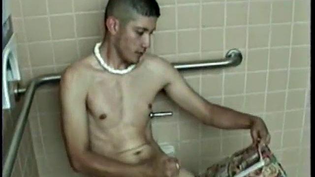 этан дрочит свой здоровый член и мощно кончает