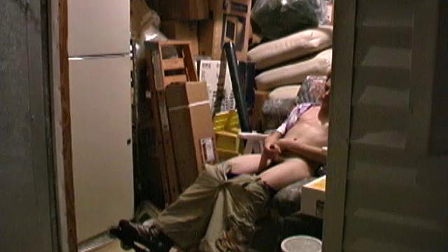 рыжий скейтер Расти Кларк дрочит свой член в укромном кресле