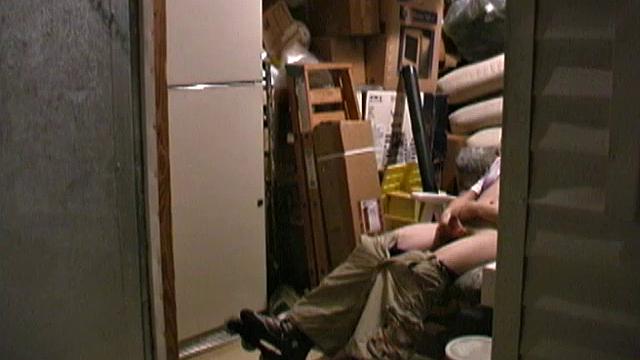 рыжий скейтер Расти Кларк дрочит свой член в укромном кресле