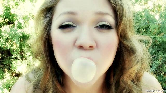 Джесси страстно скачет на члене Райана и жадно слизывает сперму с рук