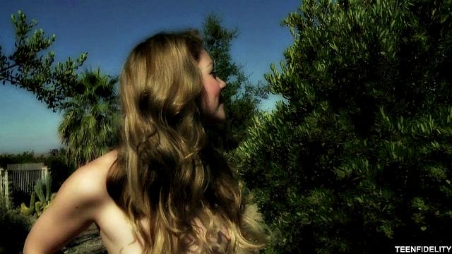 Джесси страстно скачет на члене Райана и жадно слизывает сперму с рук