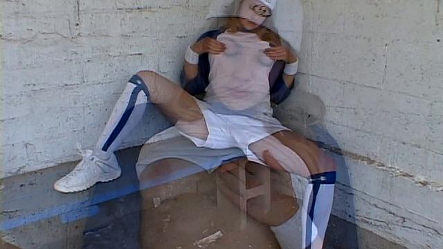 Литтл Эйприл перекусывает на стадионе и заодно дрочит себе под шорты