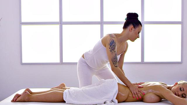 Massaging lesbians love scissoring cunts after massaging