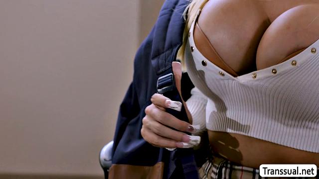 Трансвеститка Бриттни Кэйд с аппетитом лижет задницу и заводит отчима до экстаза во всех позах.