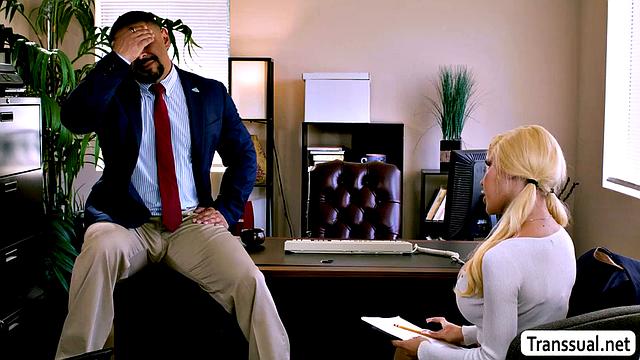 Трансвеститка Бриттни Кэйд с аппетитом лижет задницу и заводит отчима до экстаза во всех позах.