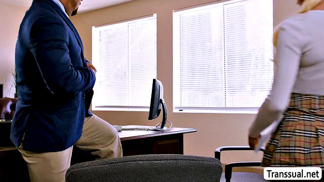 Трансвеститка Бриттни Кэйд с аппетитом лижет задницу и заводит отчима до экстаза во всех позах.