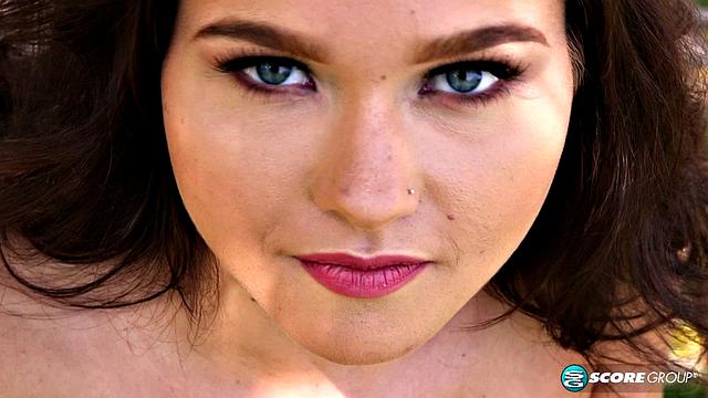 Зои Блум раздевается под солнцем и дразнит аппетитной фигурой