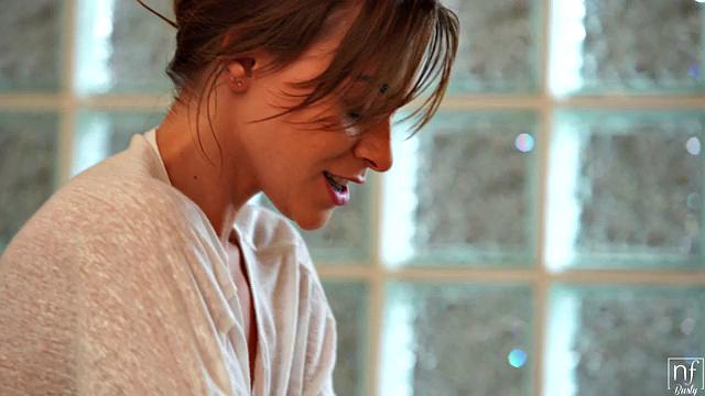 Брюнетка прикалывается про массаж, но садится на член всерьёз