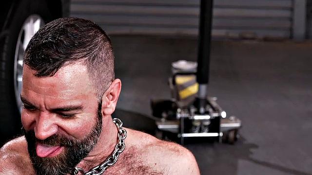 волосатые автомеханики получают жесткий фистинг от мужика