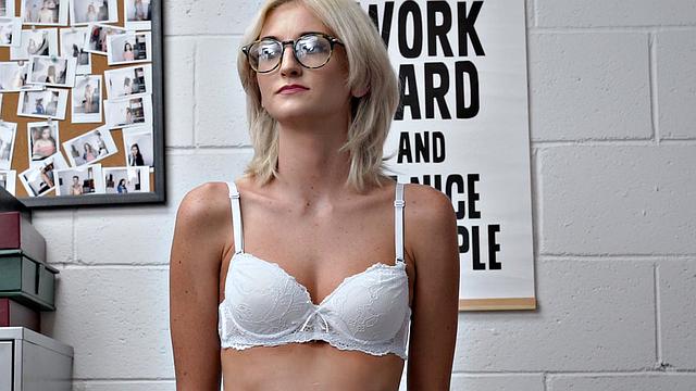 кассирша попалась - вместо объяснений отсосала охраннику