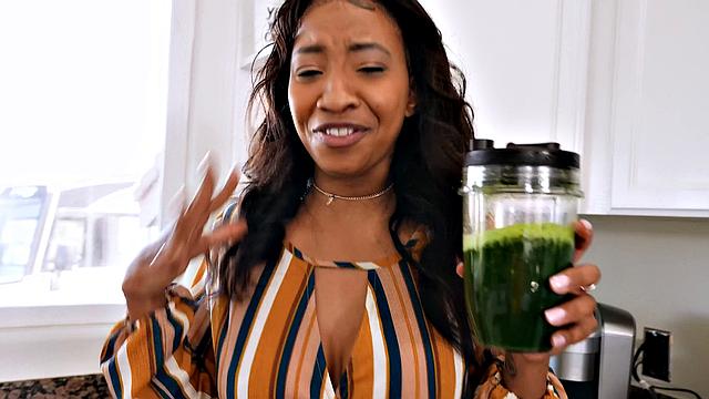 Стретчинг с мачехой - когда зарядка превращается в порно прямо на диване