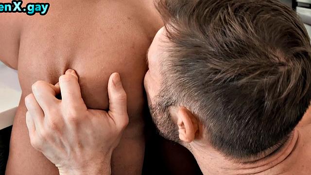 Shredded guy gets assbanged in kitchen after rimjob