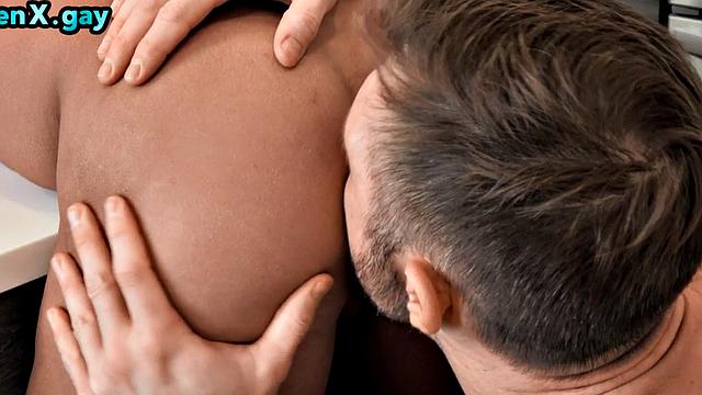 Shredded guy gets assbanged in kitchen after rimjob