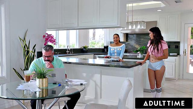 Лилит Грейс дразнит отчима на камеру - ноги, игрушки и зрелая мачеха в теме, все только для взрослых.