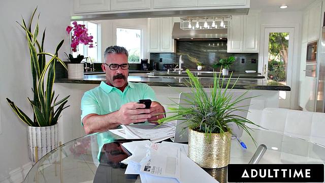 Лилит Грейс дразнит отчима на камеру - ноги, игрушки и зрелая мачеха в теме, все только для взрослых.