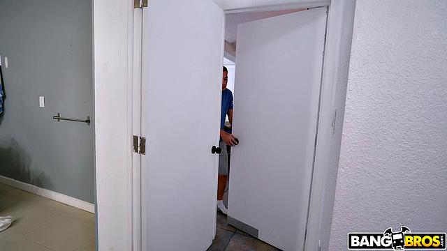 Лолли Деймс поймала пасынка на горячем и устроила ему незабываемый вечер с большими сиськами и страстным трахом в гостиной.