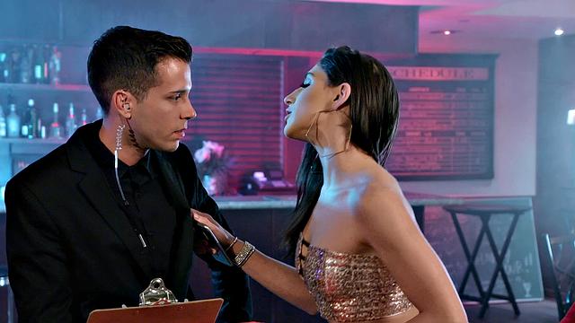 Абелла Дэнджер соблазняет вышибалу и получает жёсткий анал в туалете клуба