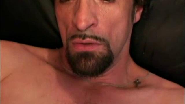 Джо дрочит зрелому мужчине и доводит до оргазма в первой встрече.