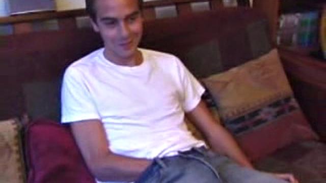 Винченцо решил: рука устала, пусть игрушка поработает вместо него - и зато кончил как взрослый мужик