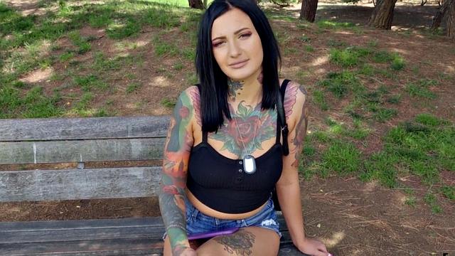 татуированная красотка сосет на улице и получает жесткий секс