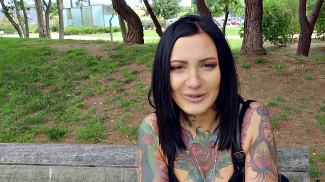 Inked babe picked up outdoors for sex after sucking dick