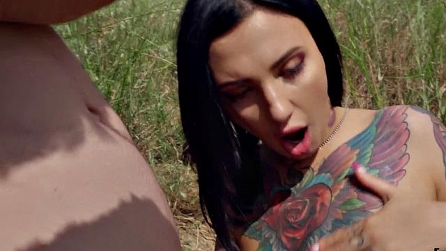 Inked babe picked up outdoors for sex after sucking dick