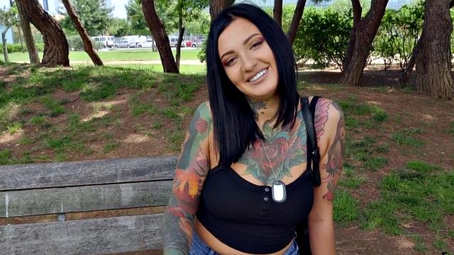 татуированная красотка сосет на улице и получает жесткий секс