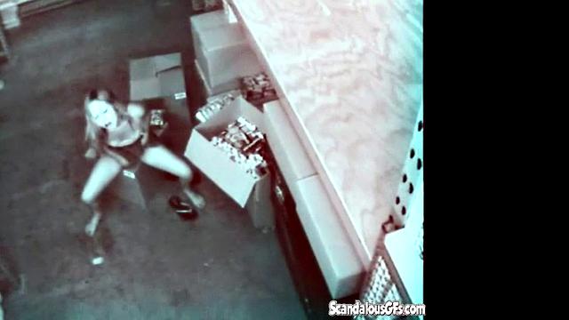 симпатичная девушка дрочит киску и кончает на камеру