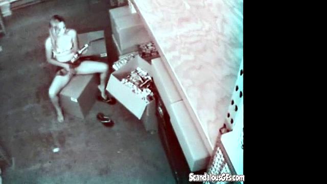 симпатичная девушка дрочит киску и кончает на камеру