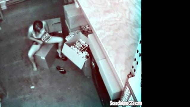 симпатичная девушка дрочит киску и кончает на камеру