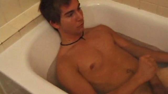 Крепкий парень дрочит до мощного выброса спермы