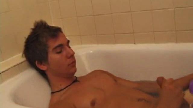 Крепкий парень дрочит до мощного выброса спермы