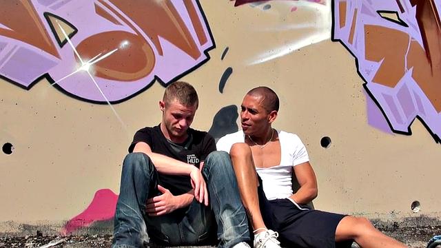 татуированный парень жестко раздвигает худого любовника на природе