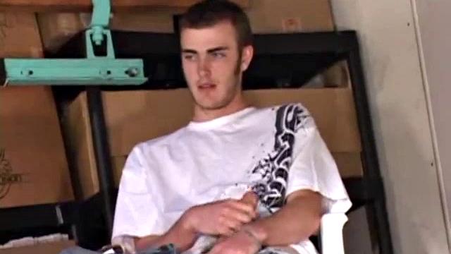 Christian Wilde дрочит свой огромный стояк и заливает спермой руку