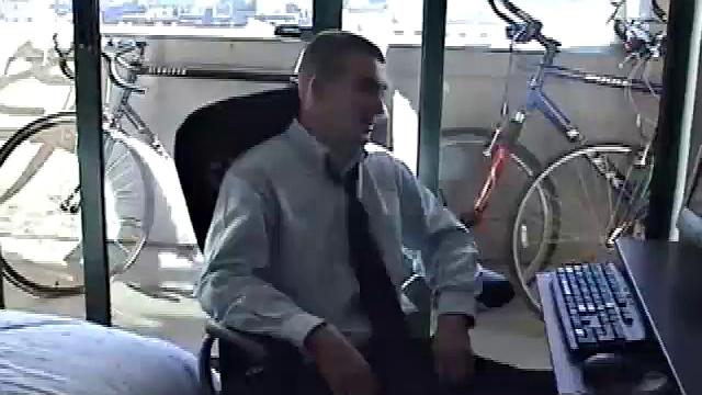 даррелл дрочит мощный член в одиночку