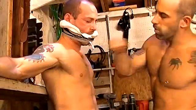 Механик - Часть 3 - Дерек да Силва трахает Роберта Блэка