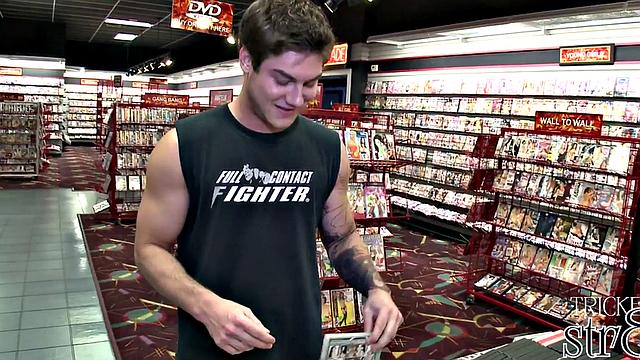 Gullible straight muscular fooled at the gloryhole