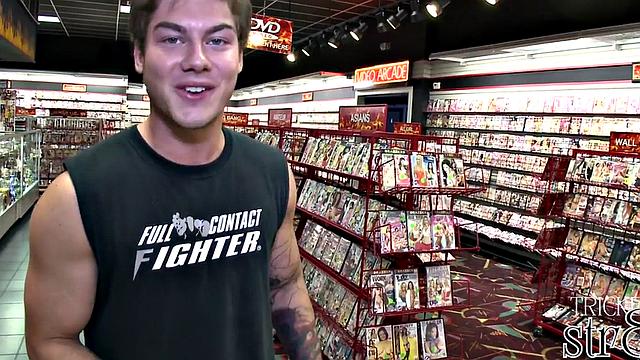 Gullible straight muscular fooled at the gloryhole