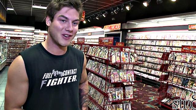 Gullible straight muscular fooled at the gloryhole