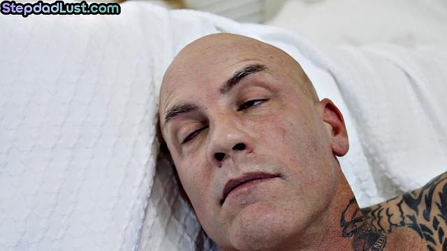 Блондинка с очками ловко скачет на опытном мужике после минета, по-настоящему взрослая сцена с юмором и страстью.