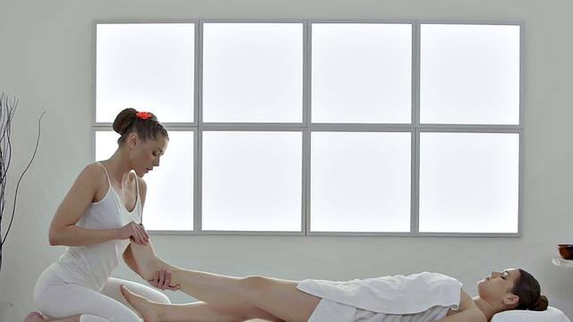 WAM girls enjoy pussyfingering sex on massage table