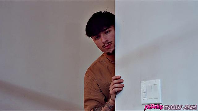 Поймал мачеху за мастурбацией и не удержался - жаркий секс с Дженной Старр и Ethan Seeks в спальне!