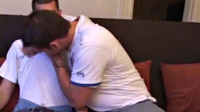 Крис Джавин жёстко трахает Бреннана Старка в сочную жопу после взаимных минетов