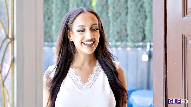 Седая тётка и молодая любовница устраивают вкусную оргию на кухне с печеньем и страстью.