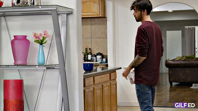 Седая тётка и молодая любовница устраивают вкусную оргию на кухне с печеньем и страстью.