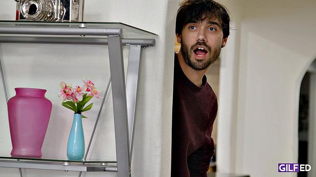 Седая тётка и молодая любовница устраивают вкусную оргию на кухне с печеньем и страстью.