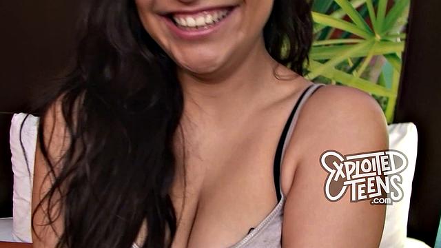 озорная брюнетка с натуральными сиськами сосет на жарком кастинге