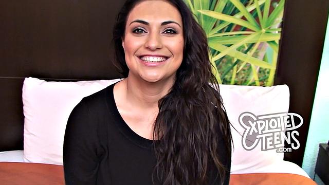 озорная брюнетка с натуральными сиськами сосет на жарком кастинге