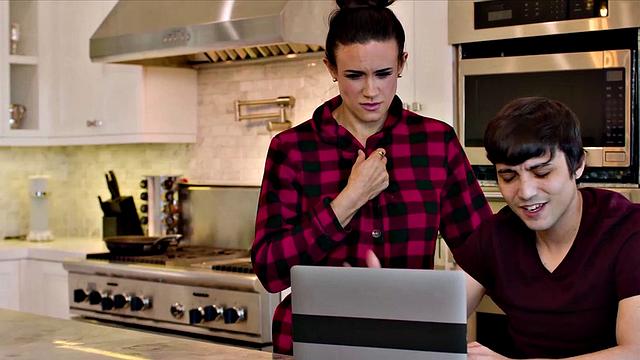 смотри, как зрелая мачеха страстно отсасывает пасынку