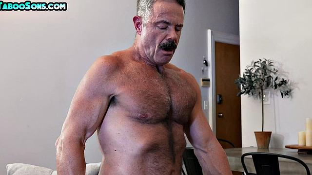 волосатый отчим жестко трахается с худым пасынком без гондона